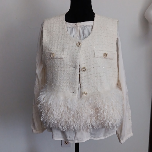 A Stylish Cream Color Blouse with Floral Design Sleeves Size XL - Picture 6 of 16